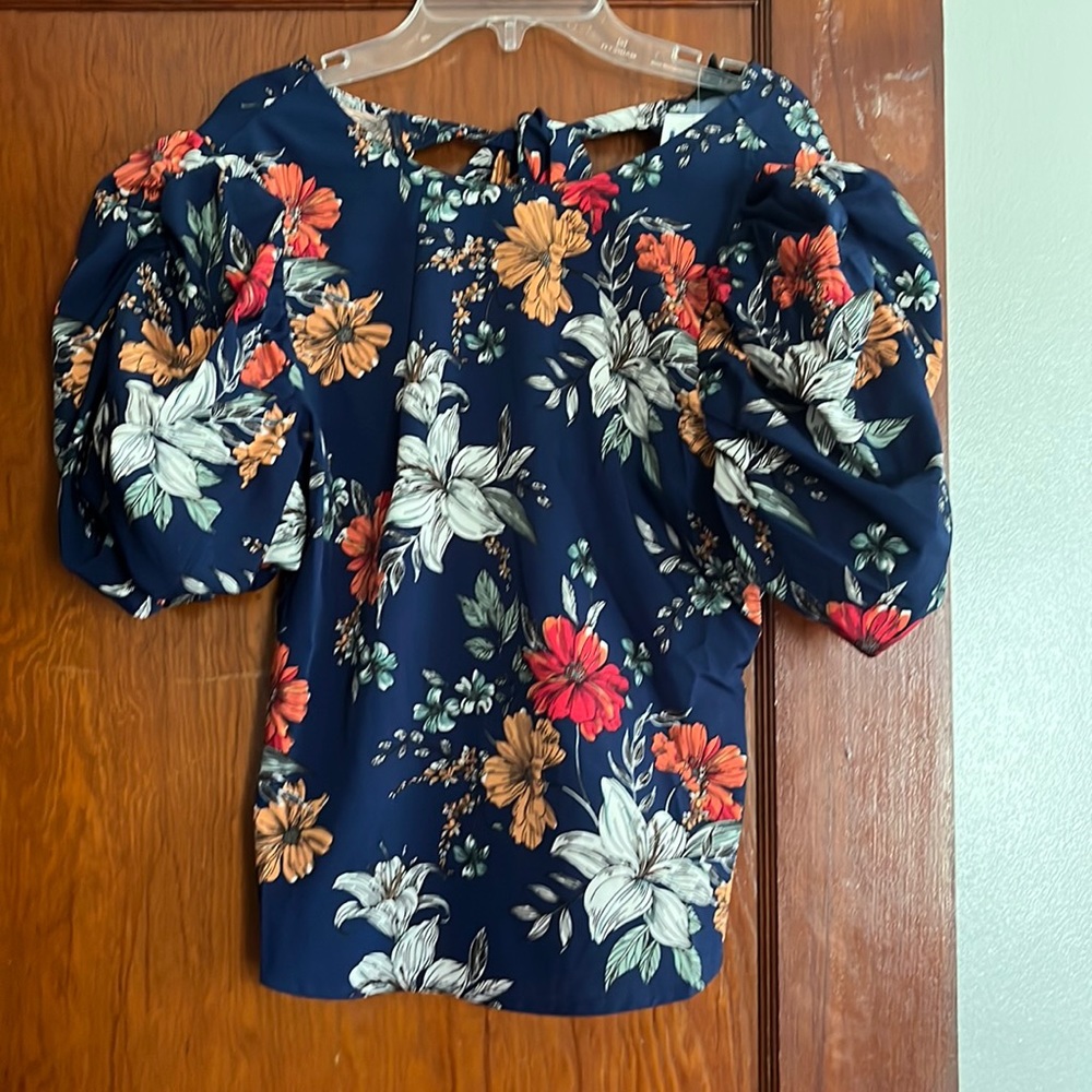 Puffed sleeve navy floral blouse